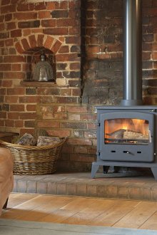 Απλό τοίχο από τούβλα στο σαλόνι με τζάκι