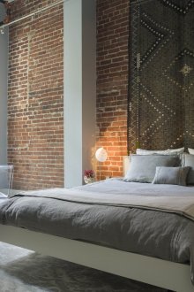 Τούβλο τοίχο στο σχεδιασμό υπνοδωμάτιο