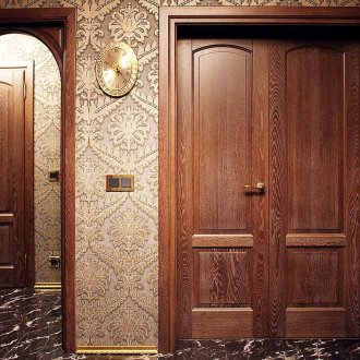 Λευκή επενδυμένη πόρτα