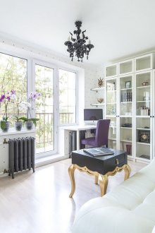 Λευκή ταπετσαρία με ένα μοτίβο στο σαλόνι