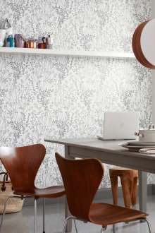 Λευκή ταπετσαρία με ένα σχέδιο στην κουζίνα