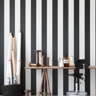 Ταπετσαρία σε ασπρόμαυρες λωρίδες