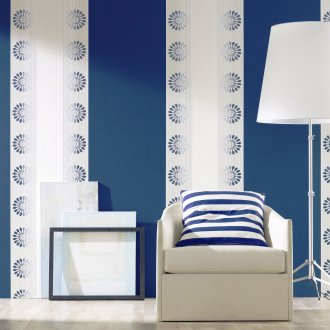 Λευκή ταπετσαρία με μπλε ρίγες.