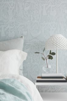 Λευκή ταπετσαρία με ένα σχέδιο στην κρεβατοκάμαρα