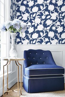 Λευκή και μπλε ταπετσαρία με μοτίβο