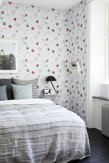 Λευκή ταπετσαρία στην κρεβατοκάμαρα