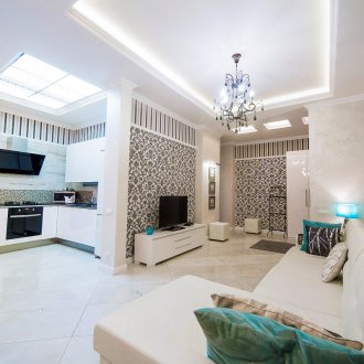 Λευκή ταπετσαρία με σχέδιο σε διαμέρισμα στούντιο