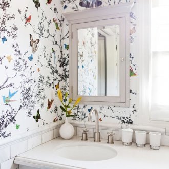 Λευκή ταπετσαρία με μοτίβο στο εσωτερικό του μπάνιου