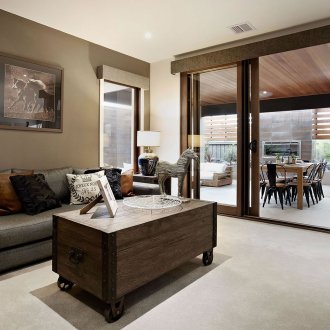 Καφέ ταπετσαρία στο εσωτερικό του σπιτιού