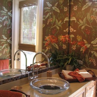 Καφέ ταπετσαρία στο μπάνιο