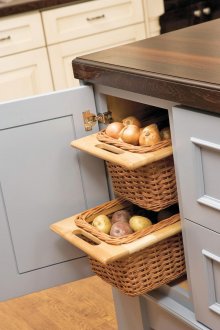 Τα λαχανικά φυλάσσονται καλύτερα σε ψάθινα καλάθια, ξύλινα κιβώτια ή αεριζόμενα κουτιά.