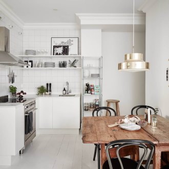 Ανοίξτε τα ράφια σε μια σκανδιναβική κουζίνα