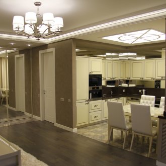 Γωνιακή μπανιέρα στο εσωτερικό του διαμερίσματος