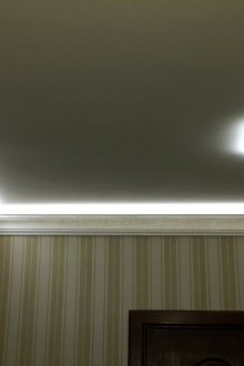 Κόκκινο χαλί pompom στο διάδρομο