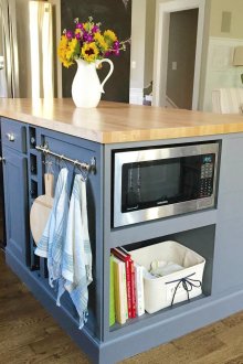 Στα ανοιχτά ράφια μπορείτε να βάλετε ένα φούρνο μικροκυμάτων ή ένα καλάθι αποθήκευσης