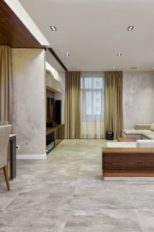 Μινιμαλιστική κουζίνα-σαλόνι με τζάκι