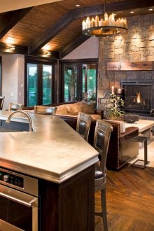 Ρουστίκ σαλόνι-κουζίνα με τζάκι