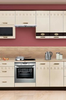 Ντουλάπια τοίχου σε μια μπεζ κουζίνα