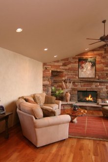 Ενυδρείο στον τοίχο στο εσωτερικό ενός εξοχικού σπιτιού