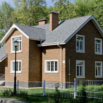 Σκούρο χρώμα από τερακότα στο μπάνιο