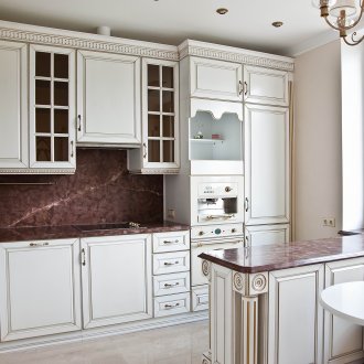 Ντουλάπια τοίχου σε μια κλασική κουζίνα