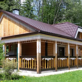 Ξυλόγλυπτο γείσο στο σπίτι