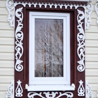 Σκαλισμένες πλατφόρμες στο παράθυρο