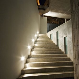 Illuminazione per scale in cemento