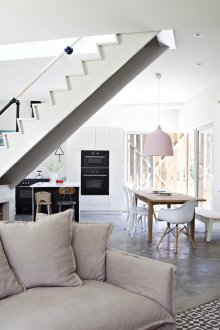 Αμερικάνικο ντιζάιν σε ένα φωτεινό σαλόνι