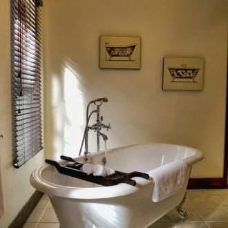 Μπάνιο με ελεύθερη τοποθέτηση στο εσωτερικό του διαμερίσματος