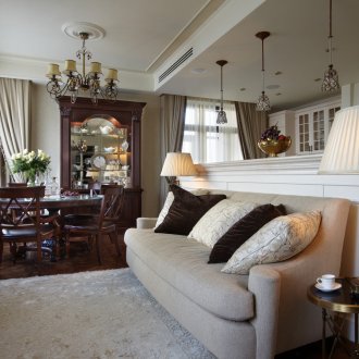 Ένα μικρό σαλόνι με κλασική τραπεζαρία σε αμερικανικό στιλ