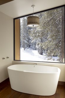 Λευκές κουρτίνες στο εσωτερικό ενός εξοχικού σπιτιού