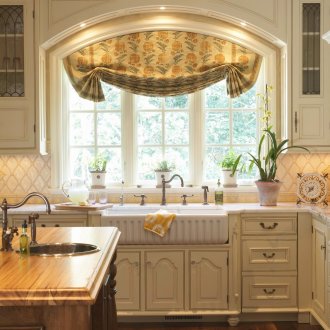 Decoración de ventana arqueada en la cocina