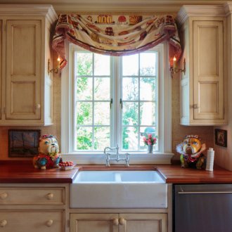 Διακόσμηση από ένα παράθυρο κουζίνας με αγαλματίδια