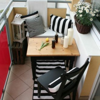 Συμπαγή έπιπλα στο μπαλκόνι