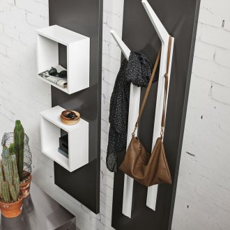 Ράφια στο εσωτερικό του διαδρόμου