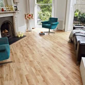 Λαμιναρισμένο δάπεδο διαγώνια στο εσωτερικό του καθιστικού