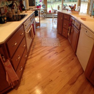 Μαύρο μαρμάρινο πάγκο στο εσωτερικό της κουζίνας