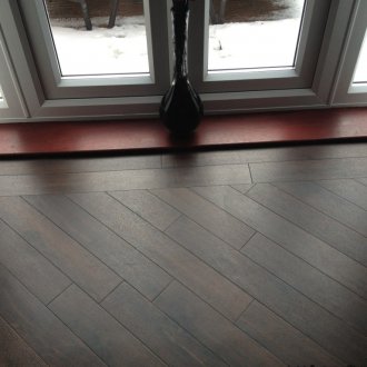 Μπροστινά πλαίσια κάτω από ένα σκοτεινό τούβλο