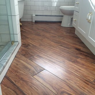 Λαμινάξτε διαγώνια στο πάτωμα του μπάνιου