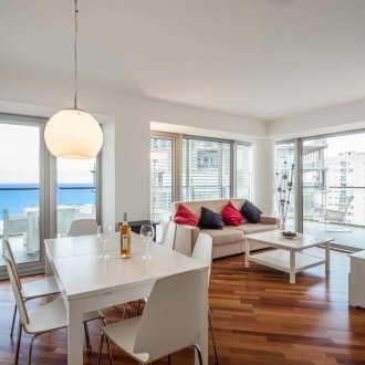 Laminate διαγώνια στο πάτωμα ενός εξοχικού σπιτιού