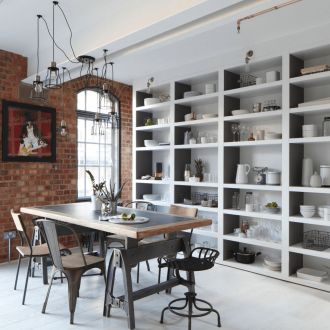 Λευκή πόρτα σοφίτας