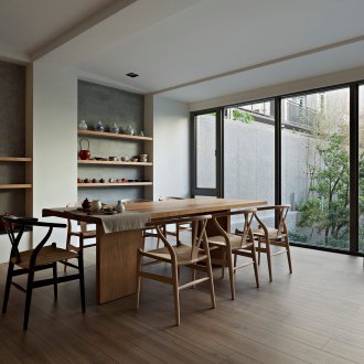 Ράφια για πιάτα σε ένα μινιμαλιστικό εσωτερικό