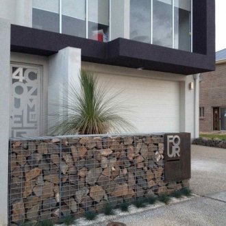 Πέτρινη περίφραξη ιδιωτικής κατοικίας