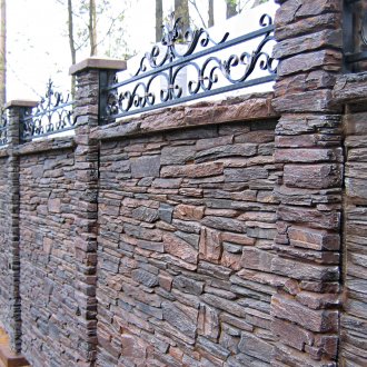 Πλήρης κουζίνα με πάγκο bar και τεχνητό πέτρινο πάγκο