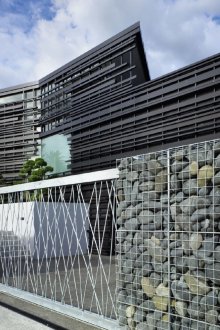 Πλέγμα και πέτρινο φράχτη