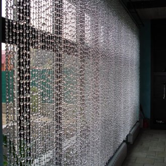 Κουρτίνα με χάντρες στο παράθυρο