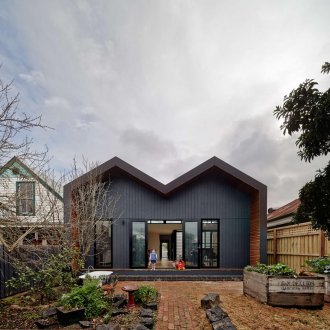 Η στέγη ισχίου ενός σύγχρονου σπιτιού