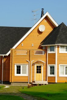 Πλήρης κουζίνα με μπαρ στο εσωτερικό ενός εξοχικού σπιτιού