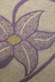 Μωβ λουλούδι με υγρή ταπετσαρία